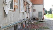 Zchátralá budova bývalé školky na Cementářském sídlišti