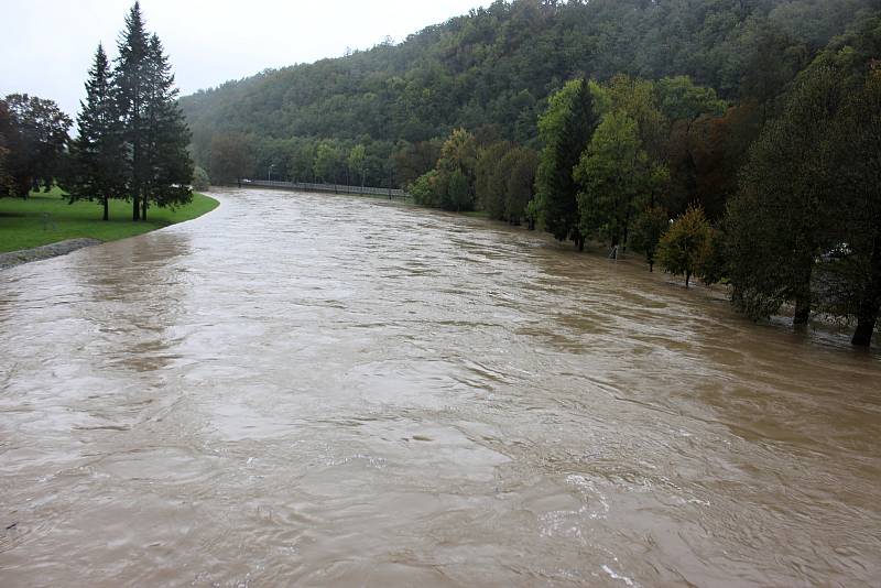 Bečva v lázních Teplice nad Bečvou ve středu 14. října 2020 v 15.30 hodin.