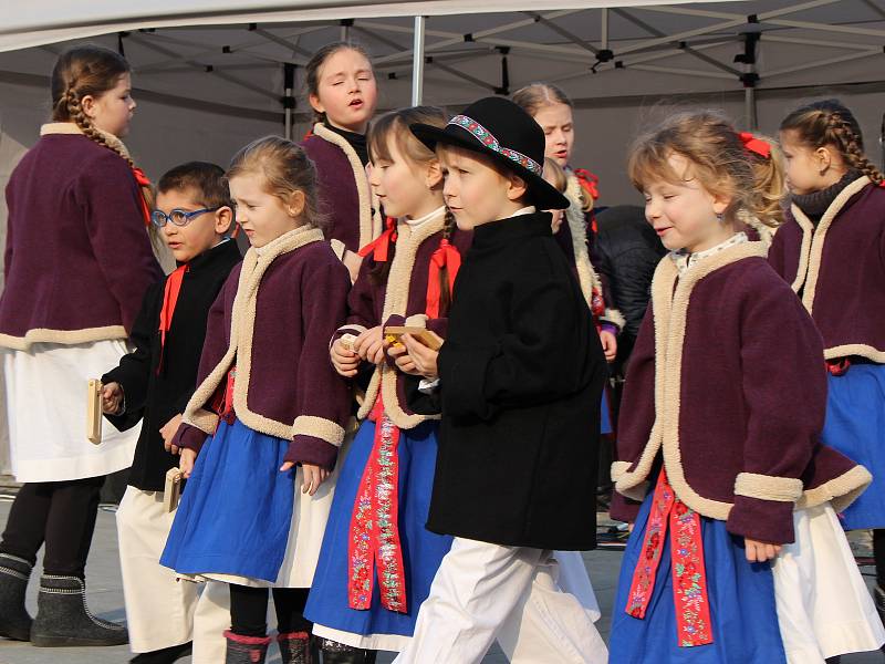 Na akci Vítání jara vystoupila na hranickém náměstí v sobotu 24. března cimbálová muzika Okybača, taneční oddělení ZUŠ Hranice, folklorní soubor Rozmarýnek a Děcka z Drahotuš.