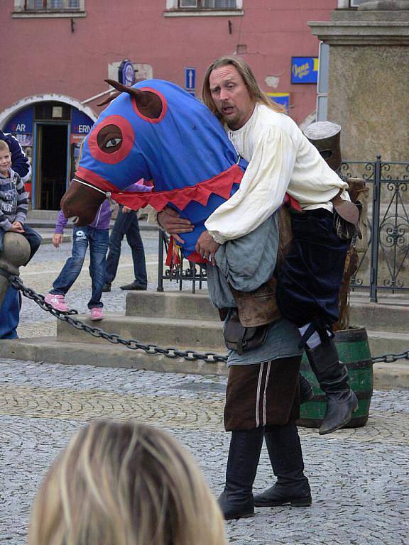 Děti se v neděli dopoledne na lipenském náměstí bavily u pohádky Bajaja v podání dvojice Komediantů na káře