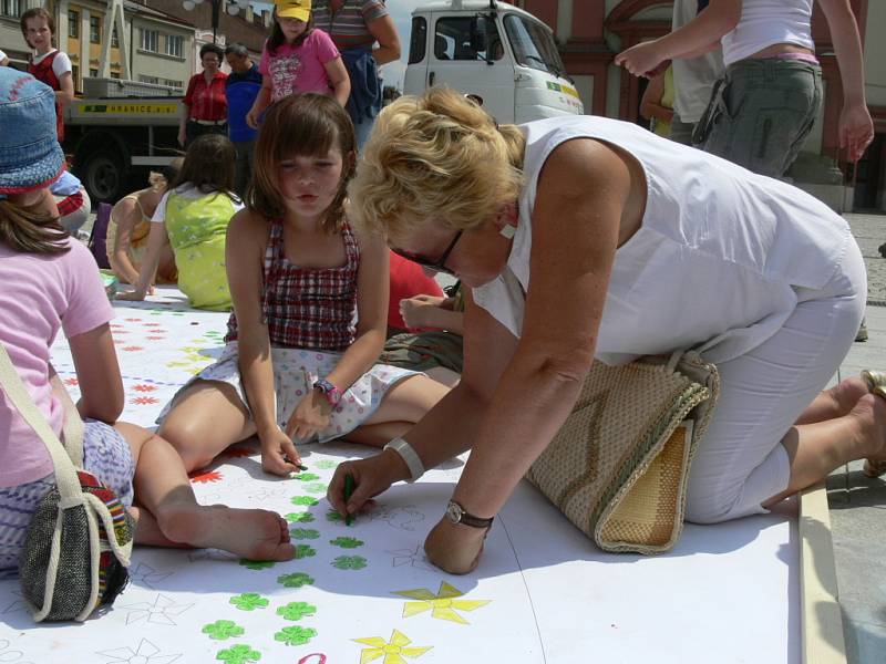 Do vymalovávání mandaly se zapojili všichni.