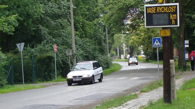  V Přerově upozorňují řidiče na to, aby zmírnili rychlost, pouze orientační měřiče. V Lipníku nad Bečvou začnou měřit rychlost už od příštího týdne strážníci.