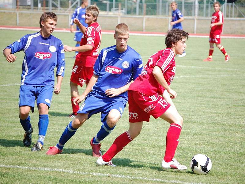 Starší dorost 1. FC Přerov (v modrém) zvítězil nad Zábřehem 3:0. 