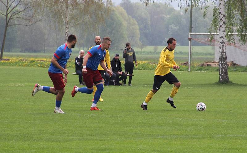 Strhující derby olomouckého krajského přeboru mezi fotbalisty Ústí (ve žlutém) a FC Želatovice.