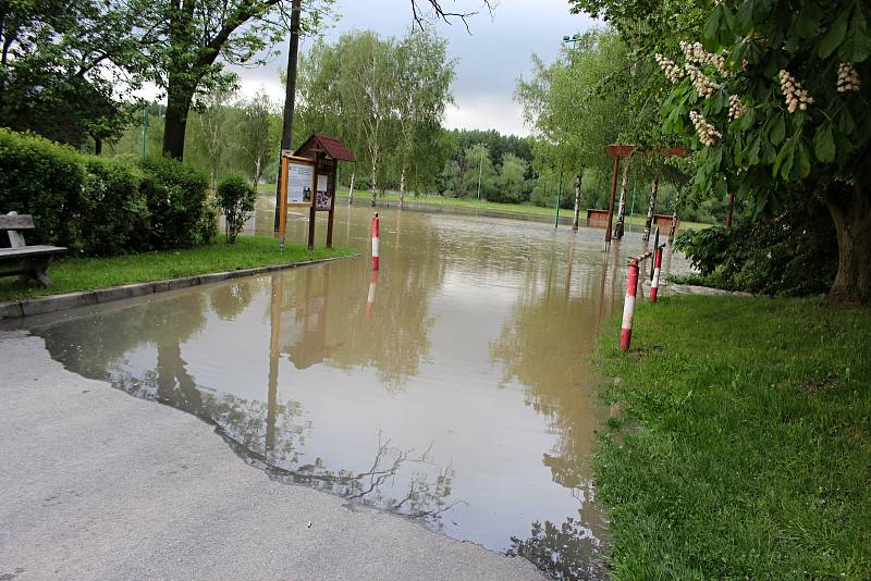 Bečva je v Hranicích na druhém povodňovém stupni. V Ústí zalila fotbalové hřiště.