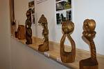 Výstavu vonící dřevem zahájil ve středu 6. května sám autor Josef Urban