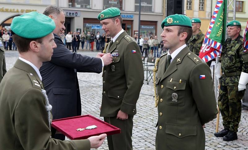 Slavnostní nástup vojáků v Hranicích s oceněním za misi v Afgánistánu