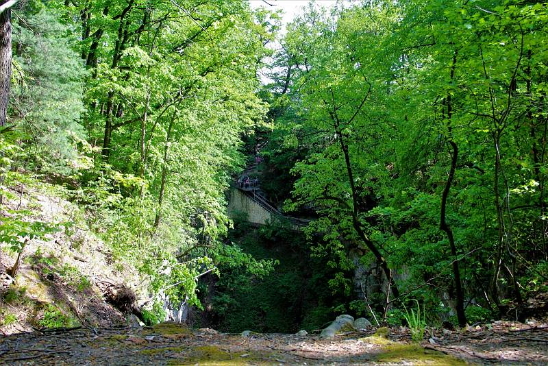 Do Hranické propasti, která je nejhlubší zatopenou jeskyní světa, spadl v sobotu 28. dubna člověk.