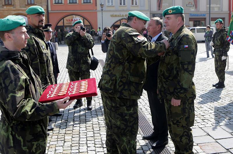 Slavnostní nástup vojáků 7.mechanizované brigády na Masarykově náměstí v Hranicích