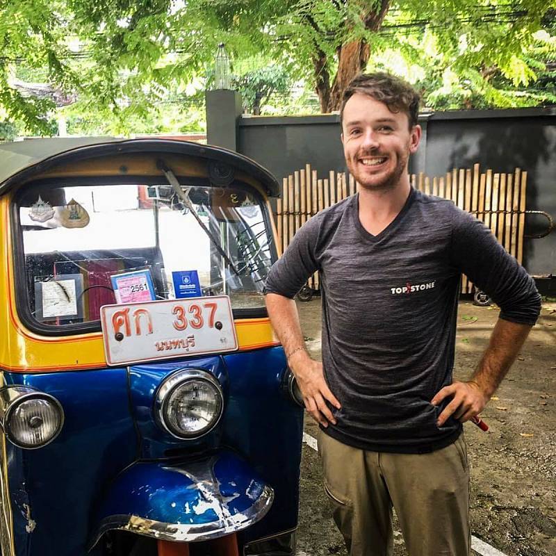 Tomáš Vejmola alias Tomík na cestách se vydal na dobrodružnou cestu a z Thajska jede zpátky do Hranic s vozítkem tuk-tuk.
