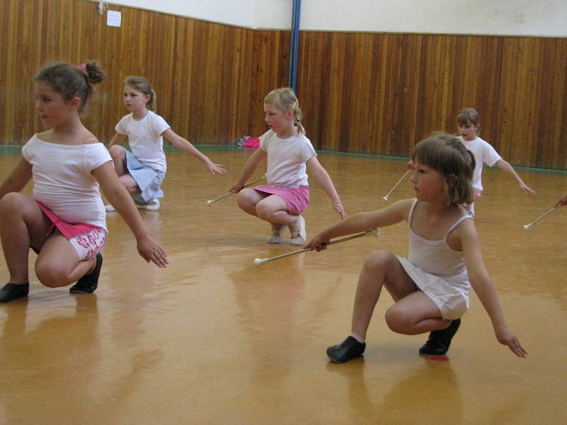 Naposledy v tomto školním roce se malé mažoretky z Hranic sešly ve čtvrtek na tréninku, aby svým rodičům předvedly, co se od loňského září naučily. 