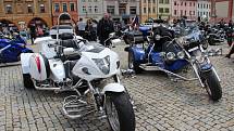 Na sto padesát motocyklů mohli obdivovat lidé, kteří se přišli podívat v sobotu na Masarykovo náměstí v Hranicích. V kostele Stětí sv. Jana Křtitele se konala tradiční motorkářská mše, která je součástí zahájení sezony. 