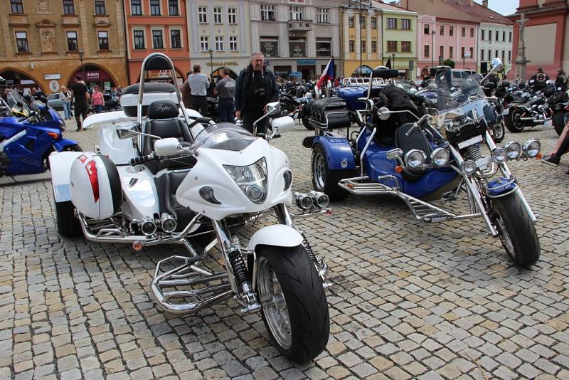 Na sto padesát motocyklů mohli obdivovat lidé, kteří se přišli podívat v sobotu na Masarykovo náměstí v Hranicích. V kostele Stětí sv. Jana Křtitele se konala tradiční motorkářská mše, která je součástí zahájení sezony. 