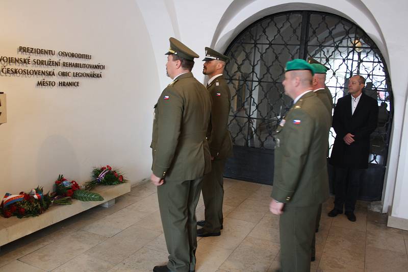 Starost Jiří Kudláček, vojáci i veřejnost přišli uctít památku T. G. Masaryka k výročí jeho narození. Květiny pokládali k jeho bustě v foyeru Staré radnice.