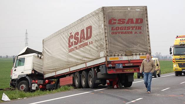 Po tragické nehodě, kdy se srazil nákladní automobil s osobním, zůstala zablokovaná cesta.