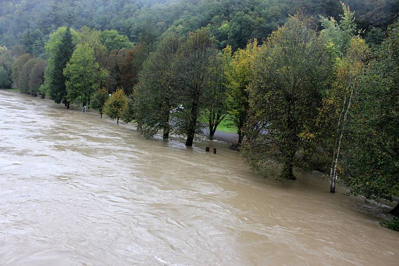 Bečva v lázních Teplice nad Bečvou ve středu 14. října 2020 v 15.30 hodin.