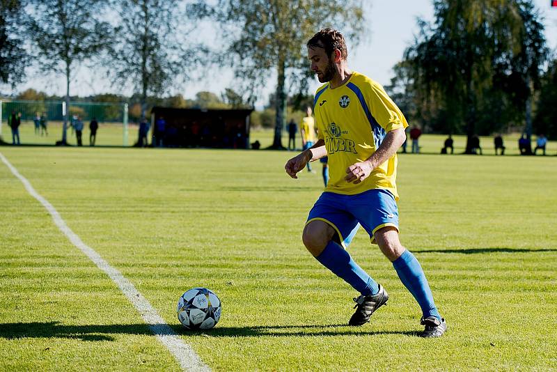 Fotbalisté TJ Sokol Ústí (v červeném) proti FK Kozlovice