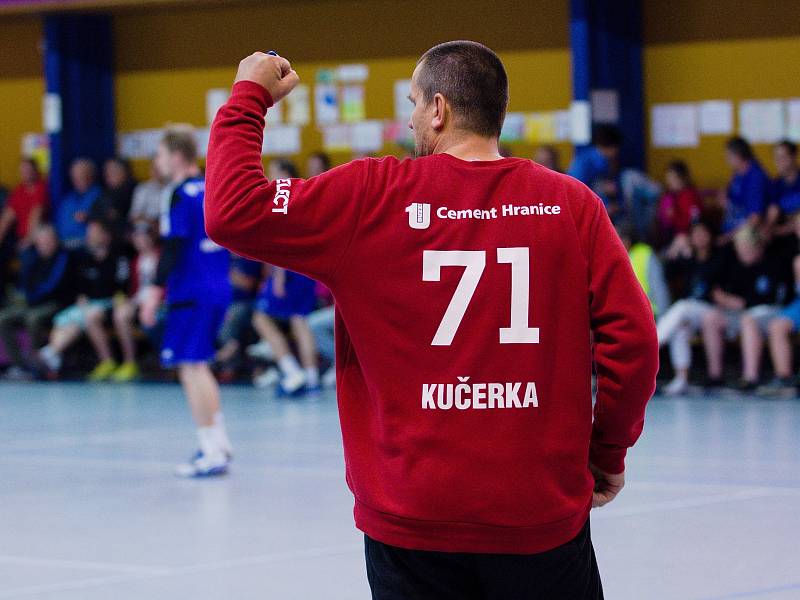 Házenkáři Hranic (v modročerném) přes domácí prohru v odvetě baráže se Strakonicemi udržely extraligu.