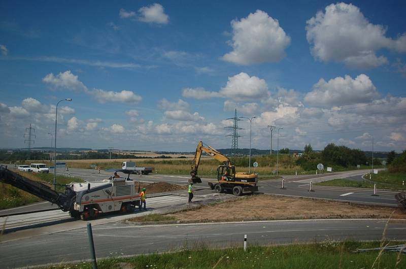 Stavba okružní křižovatky Na Horecku