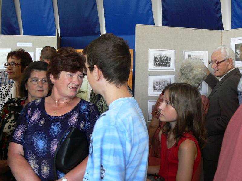 Tělocvična Základní školy v Drahotuších patřila po celý víkend výstavě dokumentů a fotografií z historie Drahotuš.