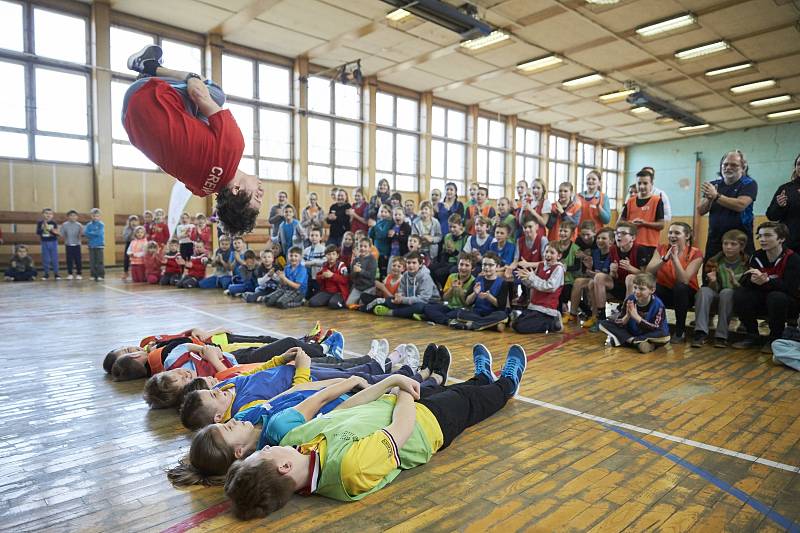 ZŠ a MŠ Soběchleby dostala trénink s českými olympioničkami Šárkou Kašpárkovou a Ivetou Vacenovskou jako odměnu za svou aktivitu v projektu Sazka Olympijský víceboj