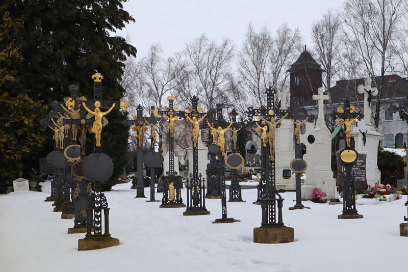 Soubor litinových křížů na budišovském hřbitově.