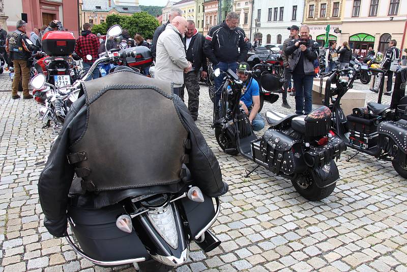 Motorkáři se v Hranicích pomodlili za mrtvé kamarády a zahájili letošní sezonu.