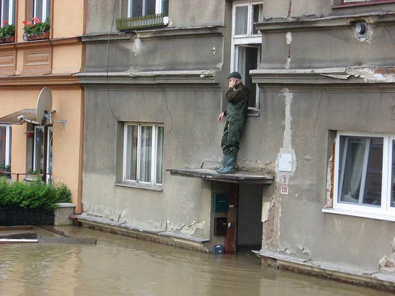 Velká voda v pondělí 17. května v Hranicích a v Teplicích nad Bečvou.