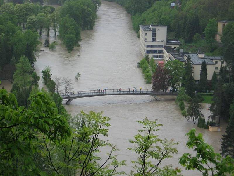 Velká voda v pondělí 17. května v Hranicích a v Teplicích nad Bečvou.