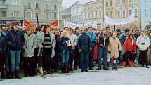 Na demonstrace na Gottwaldovo náměstí v Hranicích chodilo i přes velmi nízké teploty davy lidí. Občanské forum  bylo bylo založeno 22. listopadu 1989. Foto: archiv Aloise Cvešpra, Střítež nad Ludinou, archiv Deníku