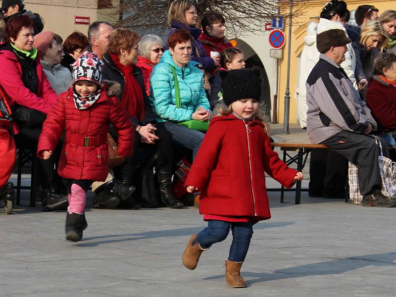 Na akci Vítání jara vystoupila na hranickém náměstí v sobotu 24. března cimbálová muzika Okybača, taneční oddělení ZUŠ Hranice, folklorní soubor Rozmarýnek a Děcka z Drahotuš.