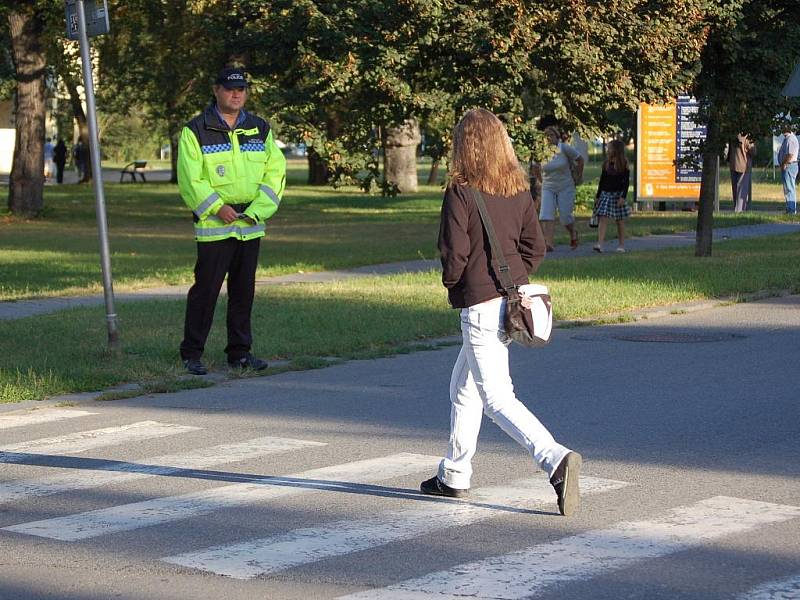 Na chování řidičů u přechodů v blízkosti škol si posvítili první zářijový den přerovští policisté a městští strážníci.