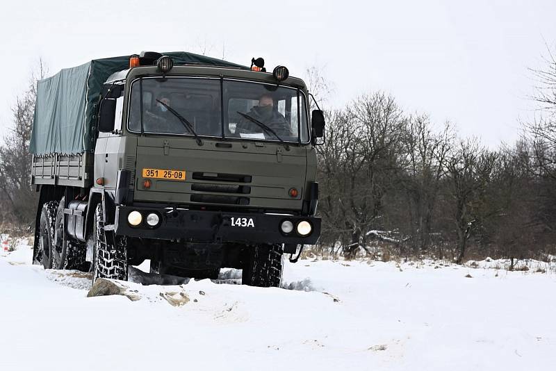 Vojáci z 143. zásobovacího praporu Lipník nad Bečvou se za volantem TATRY T-815 a Landroveru 110 připravovalo na krizové situace v náročném terénu a za ztížených klimatických podmínek.