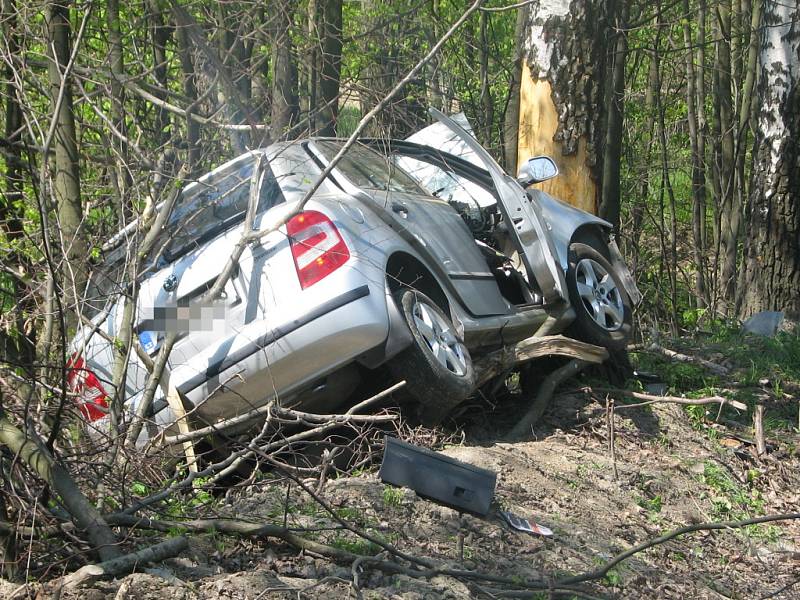 Řidič jel ve voze Škoda Felicia od Valašského Meziříčí ve směru na Hranice.