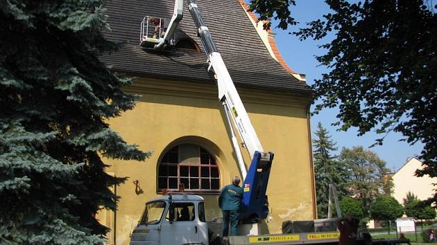 Nátěr střechy evangelického kostela v Hranicích a kácení sousedních suchých stromů