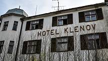 Kdysi slavný hotel Klenov na Bystřičce chátrá