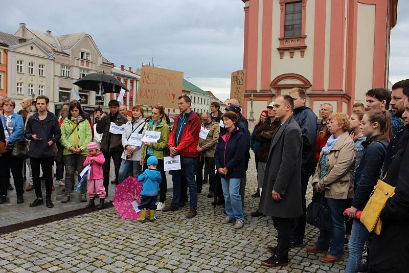 Demonstrace za nezávislost justice v Hranicích na Masarykově náměstí v úterý 28. května.