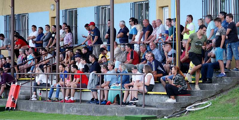 Fotbalisté Tatranu Všechovice (v bílém) proti třetiligové Odře Petřkovice.