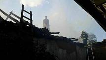 Sedm hasičských jednotek muselo vyjet k požáru několika domů v Jezernici.