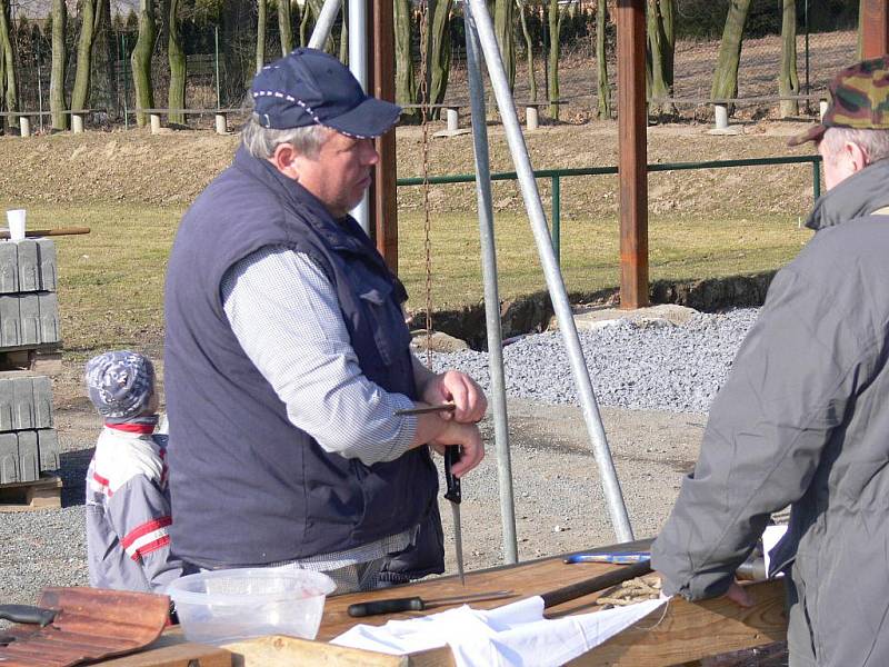 V sobotu 12. března se v Bělotíně sešli lidé na pravé obecní zabijačce.