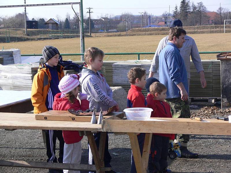 V sobotu 12. března se v Bělotíně sešli lidé na pravé obecní zabijačce.