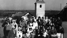 Vodění medvěda v Žákovicích na Přerovsku v roce 1968.