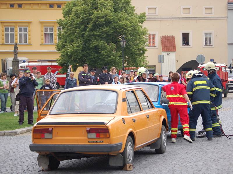 Zajímavá podívaná se naskytla v pátek dopoledne návštěvníkům náměstí v Lipníku, proběhla zde akce Bezpečné město.