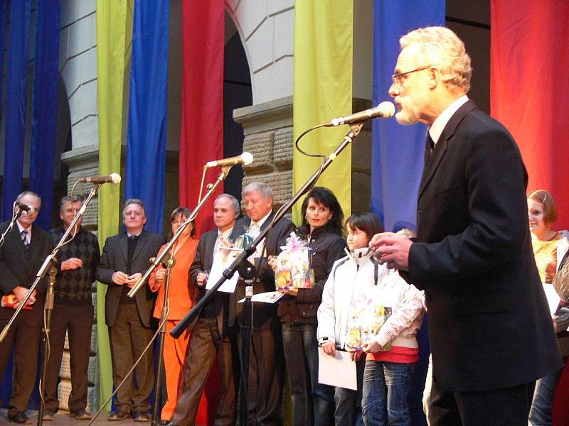 Pod dobrotami se v sobotu 24. října odpoledne prohýbaly stoly ve dvoraně hranického zámku. Které z nich si zaslouží největší uznání, o tom rozhodovala porota. Ochutnat však mohl každý, kdo se soutěžní přehlídky originálních jídel všeho druhu zúčastnil. 