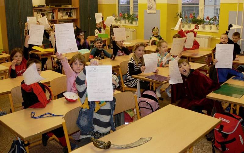 Předávání pololetního vysvědčení v Drahotuších v karnevalovém duchu