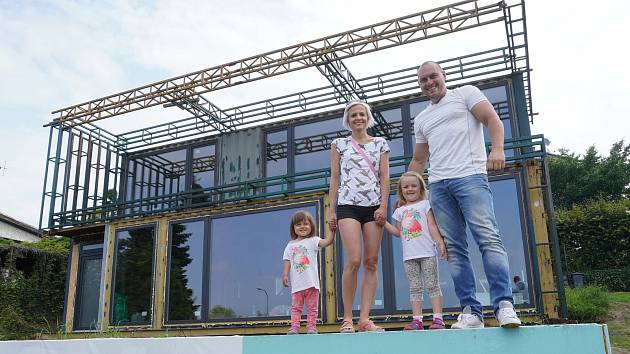 Letecký inženýr Marek Popálený z Olomouce začal se stavbou svého rodinného domu v Hranicích z lodních přepravních kontejnerů v dubnu 2020.