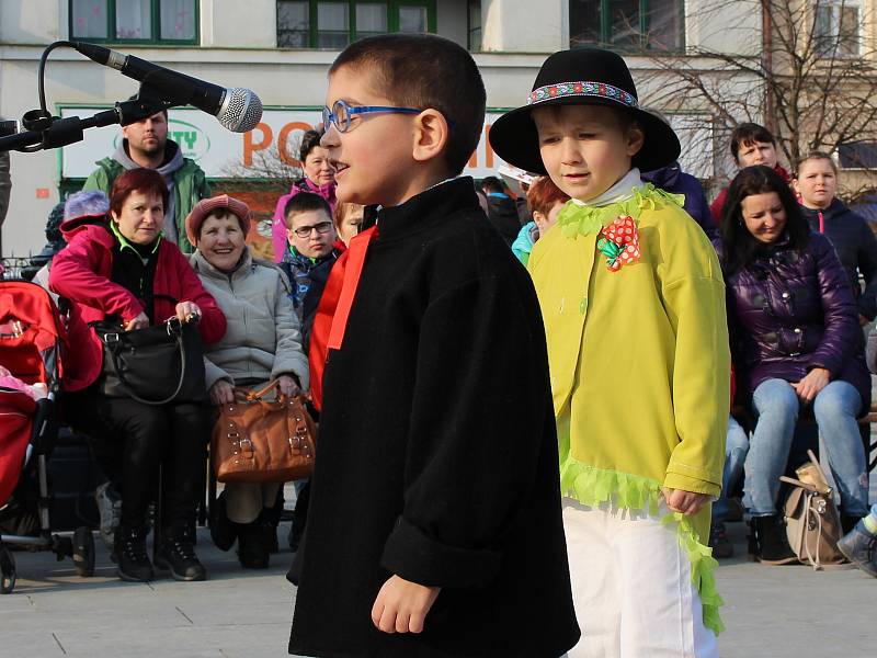 Na akci Vítání jara vystoupila na hranickém náměstí v sobotu 24. března cimbálová muzika Okybača, taneční oddělení ZUŠ Hranice, folklorní soubor Rozmarýnek a Děcka z Drahotuš.