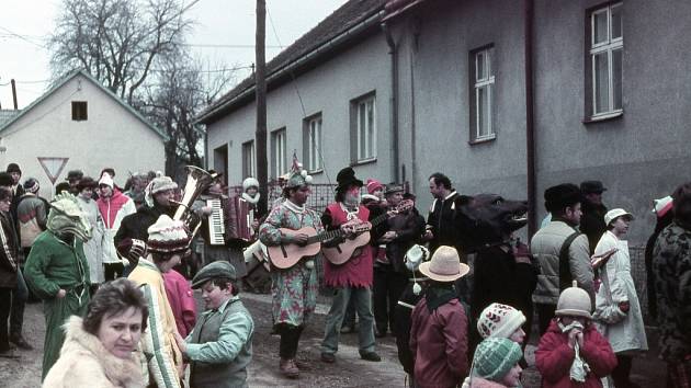 Masopust z Jihlavska. Na snímcích ze 70., 80. a 90. let minulého století je vidět vodění medvěda z Jezdovic a něco málo z obce Salavice.