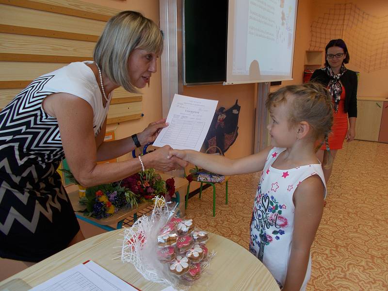 Spoustu jedniček na vysvědčení si odnášeli v pátek 30. června prvňáčci ze Základní školy 1. máje v Hranicích