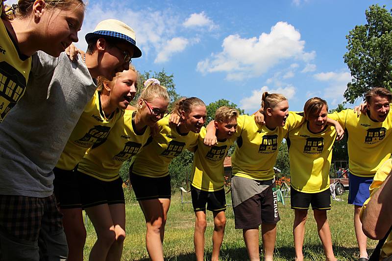 Festival dračích lodí na hranické Bečvě - závody základních a středních škol